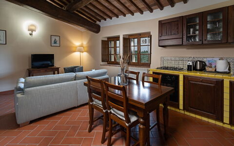 Montauto: Cornice, Proprietà, Mobilia, Tavolo, Legna, Sedia, Interior Design, Architettura, Divano, Pavimento