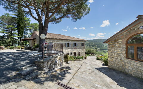 Casa San Piero: Cielo, Pianta, Costruzione, Nube, Finestra, Albero, Manto Stradale, Area Rurale, Quartiere, Shade