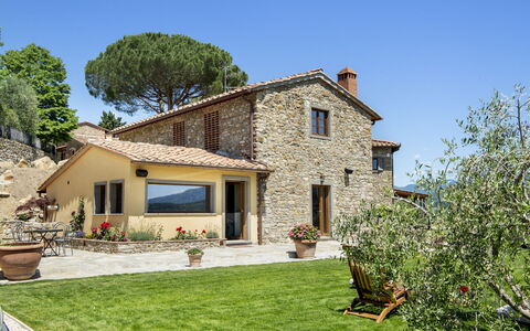 Casa San Piero: Cielo, Pianta, Costruzione, Proprietà, Finestra, Albero, Casa, Porta, Erba, Villetta