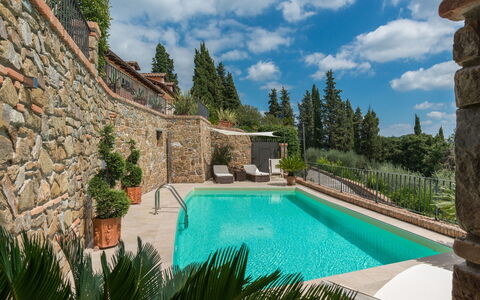 Villa Vico: Acqua, Nube, Cielo, Pianta, Piscina, Azzurro, Albero, Paesaggio Naturale, Erba, Costruzione