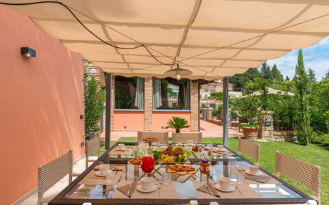Villa Vico: Tavolo, Pianta, Costruzione, Finestra, Shade, Interior Design, Legna, Architettura, Cibo, Mobili Da Esterno