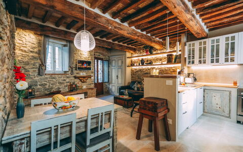 Casa San Valentino: Mobilia, Tavolo, Proprietà, Cabinetry, Legna, Sedia, Finestra, Interior Design, Costruzione, Cassetto