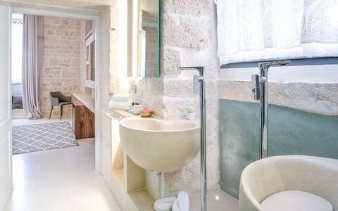 B&b Vico Bianco: Proprietà, Idraulico Fixture, Rubinetto, Lavello, Costruzione, Interior Design, Lavandino Del Bagno, Bagno, Pavimento, Parete
