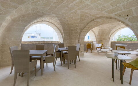B&b Vico Bianco: Tavolo, Mobilia, Costruzione, Sedia, Interior Design, Shade, Pavimento, Legna, Casa, Pavimentazione