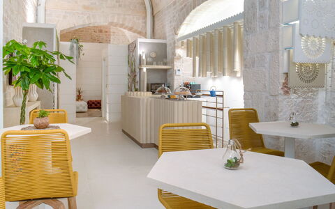 B&b Vico Bianco: Tavolo, Mobilia, Proprietà, Sedia, Decorazione, Costruzione, Interior Design, Pavimento, Pavimentazione, Tovaglia