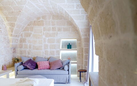 B&b Vico Bianco: Comfort, Legna, Costruzione, Architettura, Viola, Interior Design, Pavimento, Pavimentazione, Telaio Del Letto, Soggiorno