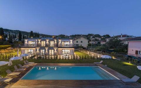 Imperia 388: Pianta, Cielo, Giorno, Costruzione, Acqua, Finestra, Piscina, Azzurro, Albero, Architettura