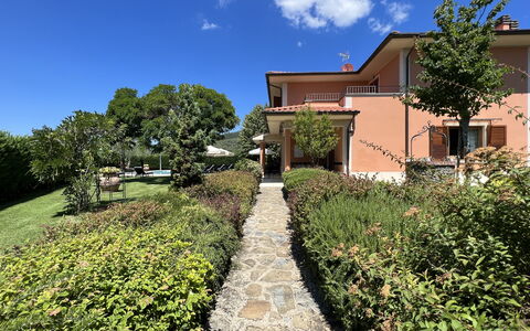 Villino Setteponti: Cielo, Pianta, Nube, Proprietà, Costruzione, Finestra, Albero, Lotto, Architettura, Casa