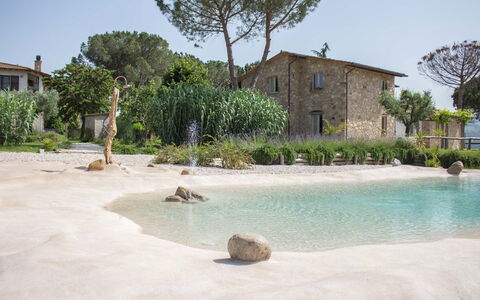 Villa Tavernacce: Acqua, Cielo, Pianta, Costruzione, Risorse Idriche, Finestra, Albero, Azzurro, Casa, Arecales