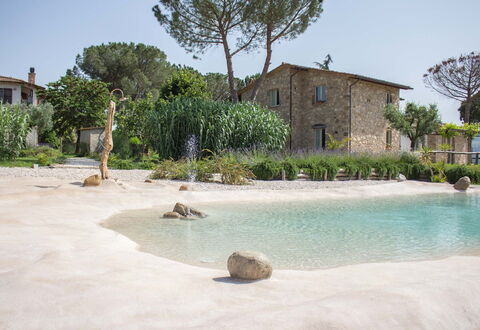 Villa Tavernacce: Acqua, Cielo, Pianta, Costruzione, Risorse Idriche, Finestra, Albero, Azzurro, Casa, Arecales