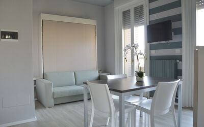 Pavia Tower: Mobilia, Proprietà, Divano, Tavolo, Costruzione, Sedia, Legna, Finestra Cieca, Interior Design, Finestra