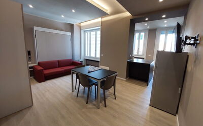 Pavia Tower 3: Divano, Proprietà, Tavolo, Mobilia, Comfort, Costruzione, Legna, Televisione, Interior Design, Soggiorno