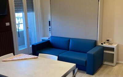 Pavia Tower 5: Tavolo, Mobilia, Proprietà, Divano, Azzurro, Legna, Porta, Interior Design, Pavimentazione, Soggiorno