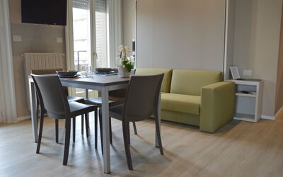 Pavia Tower 2: Tavolo, Mobilia, Costruzione, Divano, Sedia, Finestra, Legna, Pavimentazione, Comfort, Soggiorno