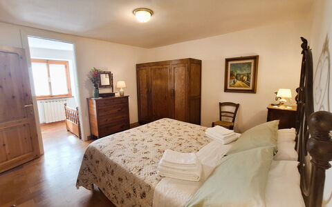 Villa Renaccio: Mobilia, Letto, Camera Da Letto, Interior Design, Lenzuolo, Pavimentazione, Legna, Bedding, Pavimento, Camera