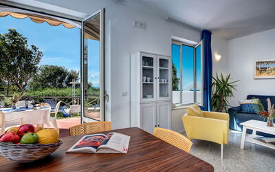 Family Deluxe Wave: Tavolo, Mobilia, Pianta, Finestra, Sedia, Legna, Shade, Pianta Della Casa, Soggiorno, Interior Design