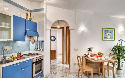 Bilocale Deluxe Wave: Cabinetry, Proprietà, Mobilia, Costruzione, Pianta, Controsoffitto, Sedia, Blu, Tavolo, Cassetto