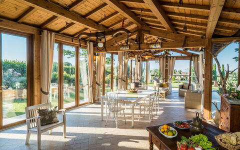 Villa i Colli: Mobilia, Tavolo, Pianta, Legna, Interior Design, Shade, Tempo Libero, Immobiliare, Albero, Piscina