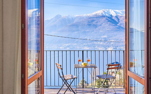 Bellano 16: Cielo, Mobilia, Montagna, Finestra, Sedia, Azzurro, Costruzione, Legna, Interior Design, Dipingere