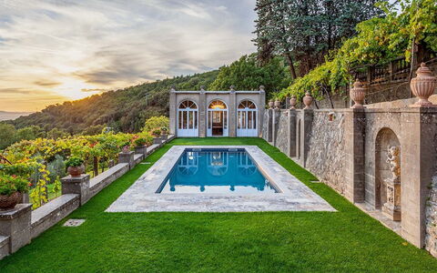 Villa Torreone: Nube, Pianta, Acqua, Cielo, Giorno, Proprietà, Piscina, Natura, Azzurro, Albero