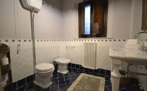 Villa Torreone: Specchio, Idraulico Fixture, Lavello, Lavandino Del Bagno, Proprietà, Rubinetto, Costruzione, Bagno, Viola, Interior Design