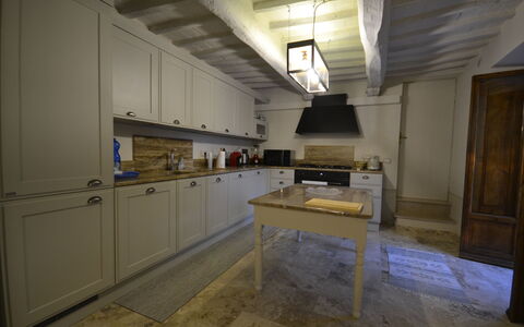 Villa Torreone: Cabinetry, Legna, Cucina, Pavimentazione, Pavimento, Casa, Controsoffitto, Costruzione, Latifoglie, Porta