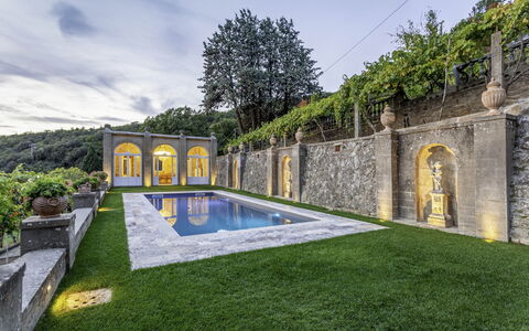 Villa Torreone: Cielo, Pianta, Acqua, Nube, Albero, Piscina, Erba, Costruzione, Tempo Libero, Paesaggio