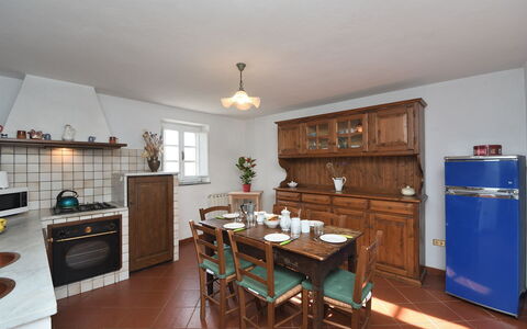 Villa Antelminelli: Proprietà, Mobilia, Cabinetry, Tavolo, Legna, Sedia, Interior Design, Cucina, Costruzione, Pavimentazione