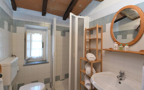 Villa Antelminelli: Specchio, Idraulico Fixture, Rubinetto, Lavello, Proprietà, Lavandino Del Bagno, Costruzione, Bagno, Finestra, Interior Design