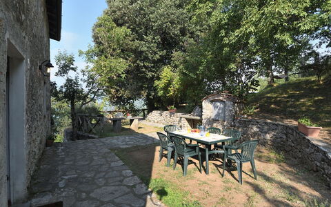 Villa Antelminelli: Pianta, Mobilia, Tavolo, Cielo, Albero, Sedia, Mobili Da Esterno, Shade, Vaso Di Fiori, Costruzione