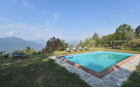 Villa Antelminelli: Cielo, Acqua, Nube, Pianta, Piscina, Albero, Lotto, Erba, Shade, Paesaggio Naturale