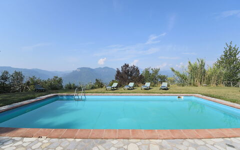 Villa Antelminelli: Acqua, Cielo, Piscina, Nube, Rettangolo, Shade, Tempo Libero, Albero, Erba, Materiale Composito