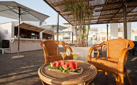 Baraka Apartments: Mobilia, Proprietà, Tavolo, Pianta, Sedia, Mobili Da Esterno, Architettura, Interior Design, Legna, Pavimentazione