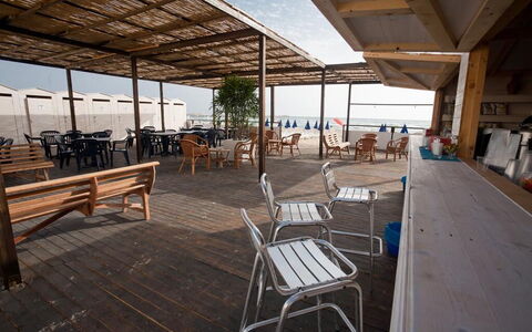 Baraka Apartments: Proprietà, Cielo, Legna, Shade, Interior Design, Sedia, Pavimento, Mobili Da Esterno, Pavimentazione, Tempo Libero