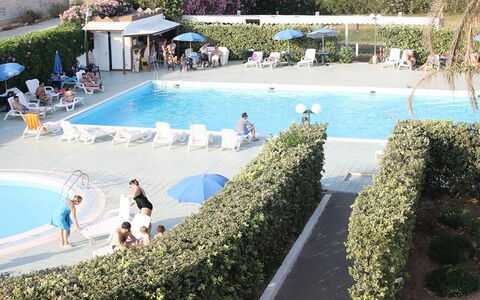 Baraka Apartments: Acqua, Pianta, Proprietà, Piscina, Azzurro, Mobili Da Esterno, Sedia, Tempo Libero, Albero, Shade