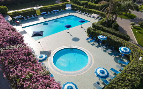 Baraka Apartments: Piscina, Ricorrere, Mobili Da Esterno, Hotel, Cortile, Resort Citta ', Eco Hotel, Giochi D'Acqua