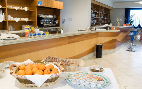 Baraka Apartments: Cibo, Tavola, Costruzione, Cucina, Interior Design, Controsoffitto, Piatto, Ingrediente, Dishware