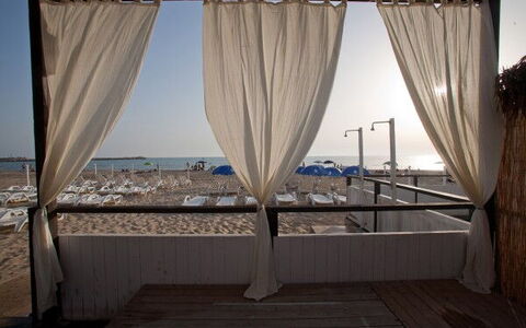 Baraka Apartments: Cielo, Proprietà, Mobilia, Costruzione, Finestra, Acqua, Tenda, Azzurro, Shade, Tessile