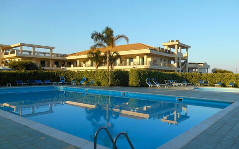 Baraka Apartments: Acqua, Cielo, Pianta, Costruzione, Proprietà, Piscina, Azzurro, Finestra, Albero, Mobili Da Esterno