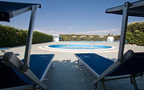 Baraka Apartments: Acqua, Cielo, Piscina, Azzurro, Mobili Da Esterno, Lettino, Pianta, Shade, Albero, Rettangolo