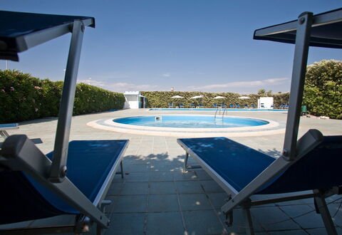 Baraka Apartments: Acqua, Cielo, Piscina, Azzurro, Mobili Da Esterno, Lettino, Pianta, Shade, Albero, Rettangolo