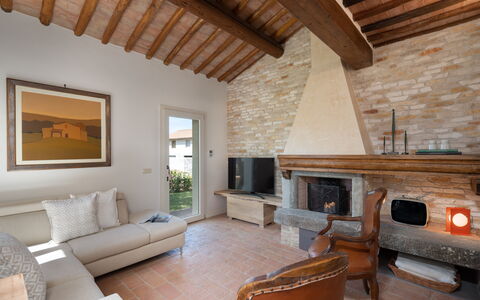 Villa Noemi: Mobilia, Proprietà, Divano, Legna, Interior Design, Soggiorno, Pavimento, Pavimentazione, Parete, Latifoglie