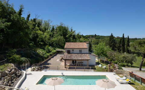 Villa Noemi: Pianta, Cielo, Albero, Costruzione, Paesaggio, Piscina, Tempo Libero, Tetto, Urban Design, Casa
