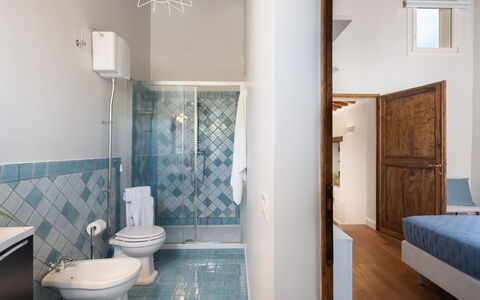 Villa Noemi: Lavello, Idraulico Fixture, Azzurro, Specchio, Bagno, Costruzione, Architettura, Comfort, Interior Design, Pavimento