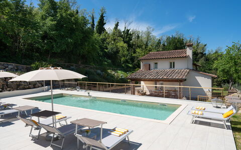Villa Noemi: Cielo, Proprietà, Mobilia, Pianta, Piscina, Tavolo, Shade, Albero, Ombrello, Sedia