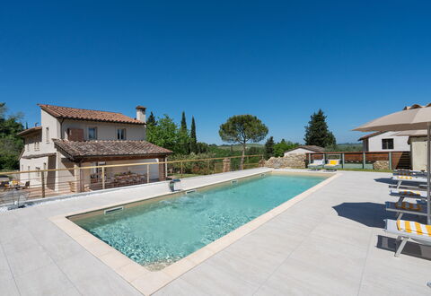 Villa Noemi: Acqua, Cielo, Proprietà, Costruzione, Piscina, Azzurro, Pianta, Finestra, Albero, Tempo Libero