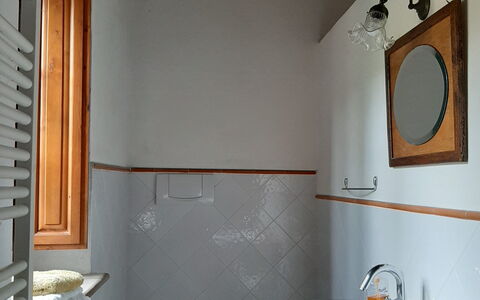 Casa Banditello: Specchio, Marrone, Idraulico Fixture, Costruzione, Proprietà, Rubinetto, Lavello, Bagno, Viola