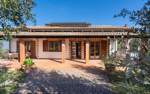 Residenza la Casuccia: Pianta, Cielo, Costruzione, Proprietà, Finestra, Porta, Casa, Albero, Shade, Villetta
