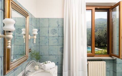 Residenza la Casuccia: Rubinetto, Idraulico Fixture, Azzurro, Legna, Interior Design, Illuminazione, Finestra, Pavimento, Bagno
