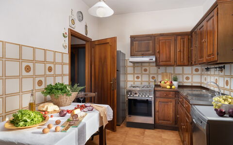 Residenza la Casuccia: Cibo, Cabinetry, Controsoffitto, Proprietà, Tavolo, Legna, Cucina, Illuminazione, Interior Design, Tavola